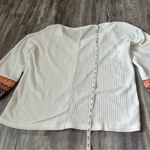 Flattering, perfect fitting light sweater - Picture 13 of 14